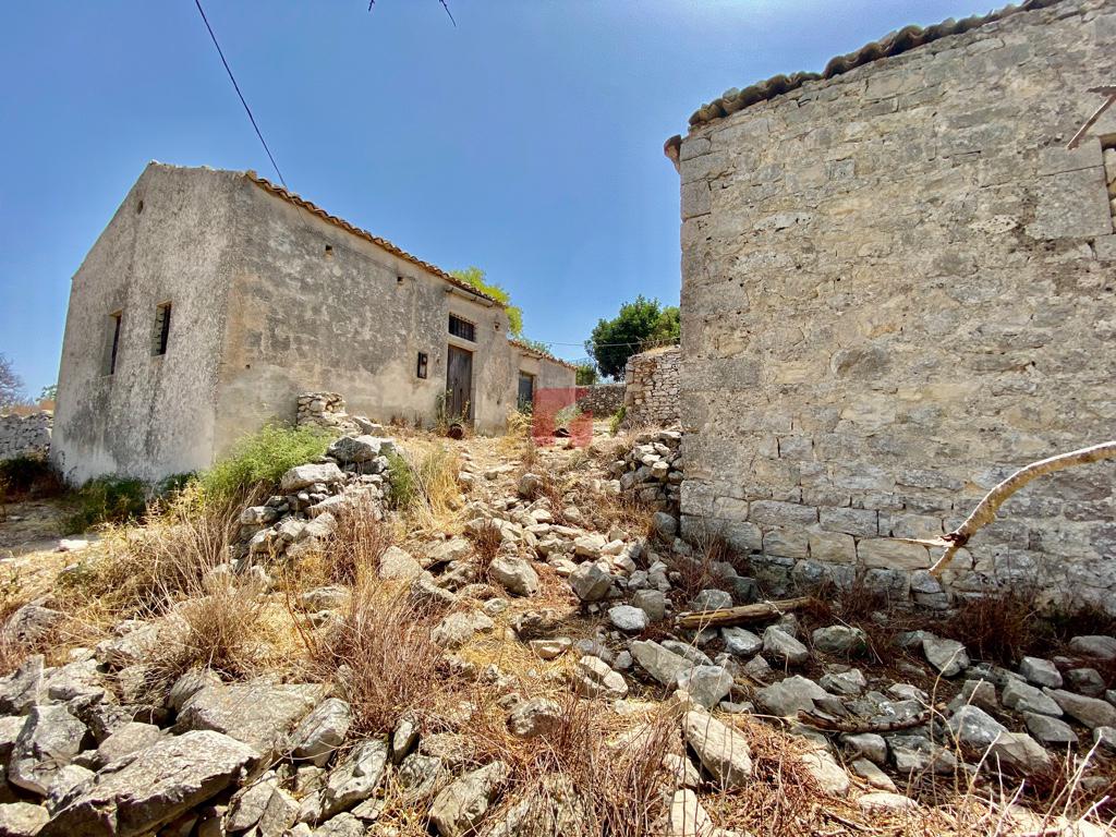 Fabbricato rurale con terreno